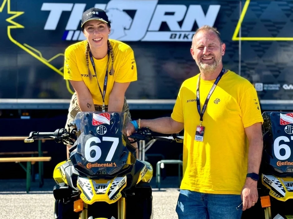 Scène extérieure, paddock de course moto