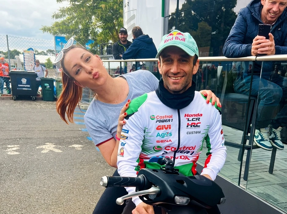 Scène extérieure dans un paddock de course moto
