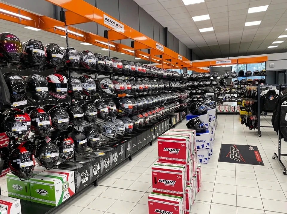 Magasin spécialisé moto, intérieur lumineux avec structure orange