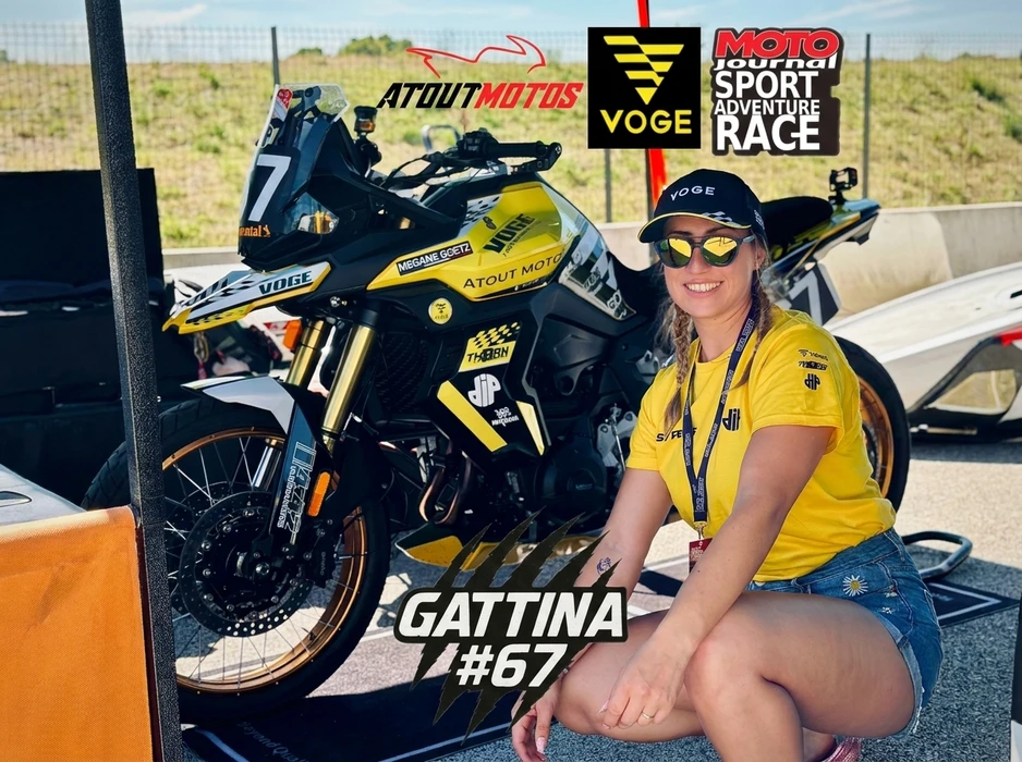 Pilote féminine assise près d'une moto de compétition VOGE, numéro 67, carénage noir et jaune avec sponsors