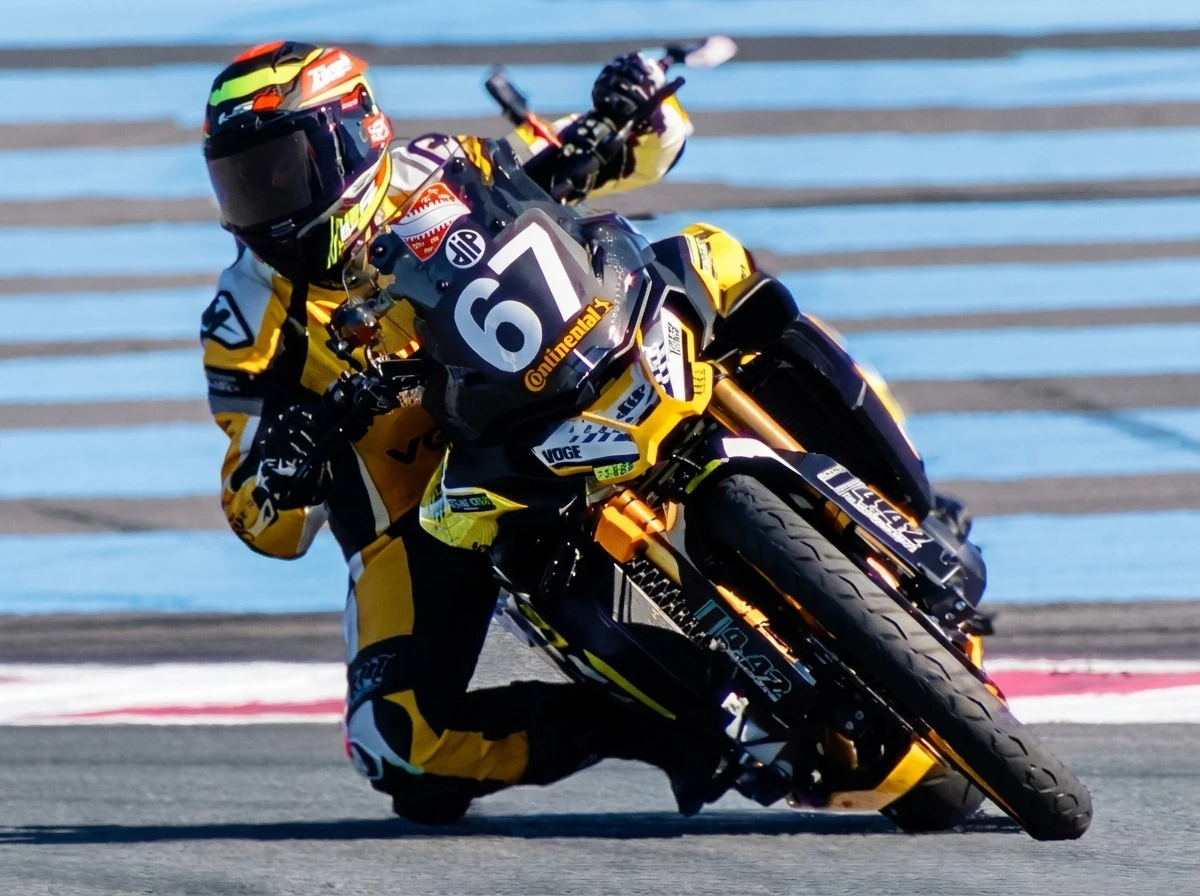 Logo d'Atout Motos associé à Moto-Axxe, centre d'accessoires et d'entretien moto