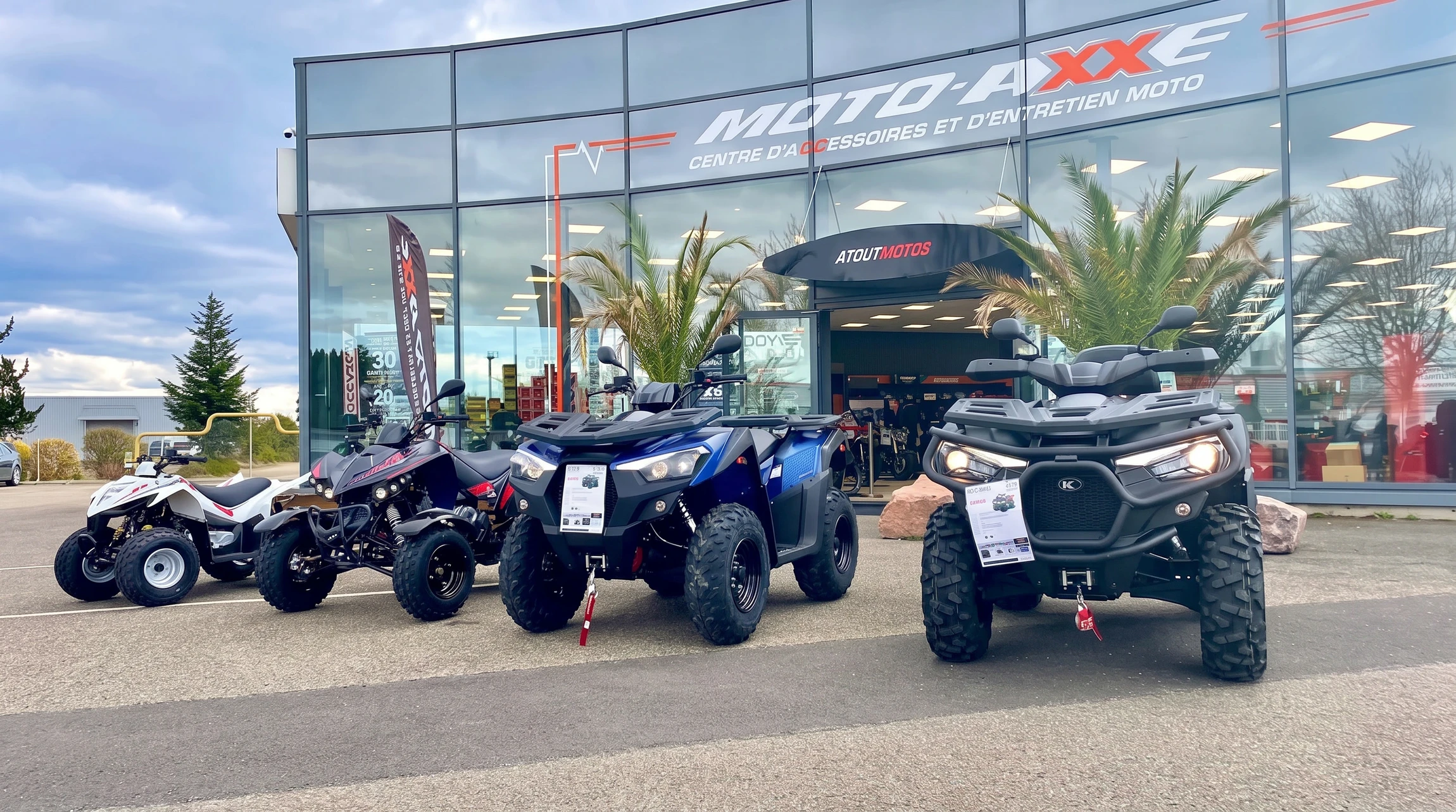 Logo d'Atout Motos associé à Moto-Axxe, centre d'accessoires et d'entretien moto