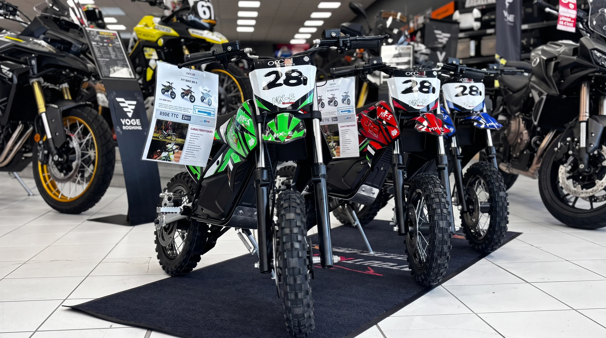 Logo d'Atout Motos associé à Moto-Axxe, centre d'accessoires et d'entretien moto