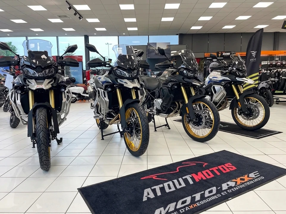Façade extérieure d'un concessionnaire moto **Moto-Axxe**, centre d'accessoires et d'entretien
