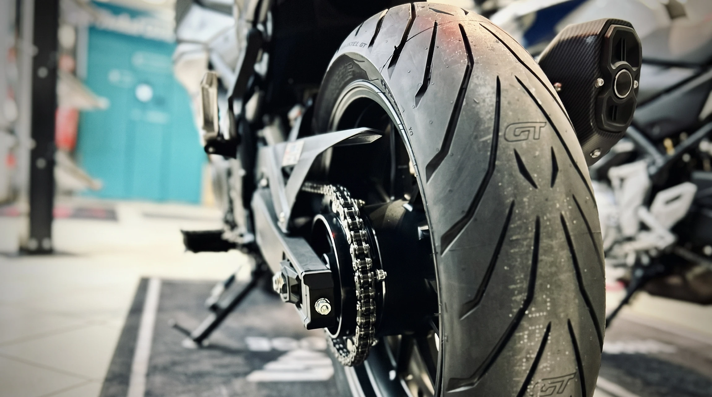 Logo d'Atout Motos associé à Moto-Axxe, centre d'accessoires et d'entretien moto
