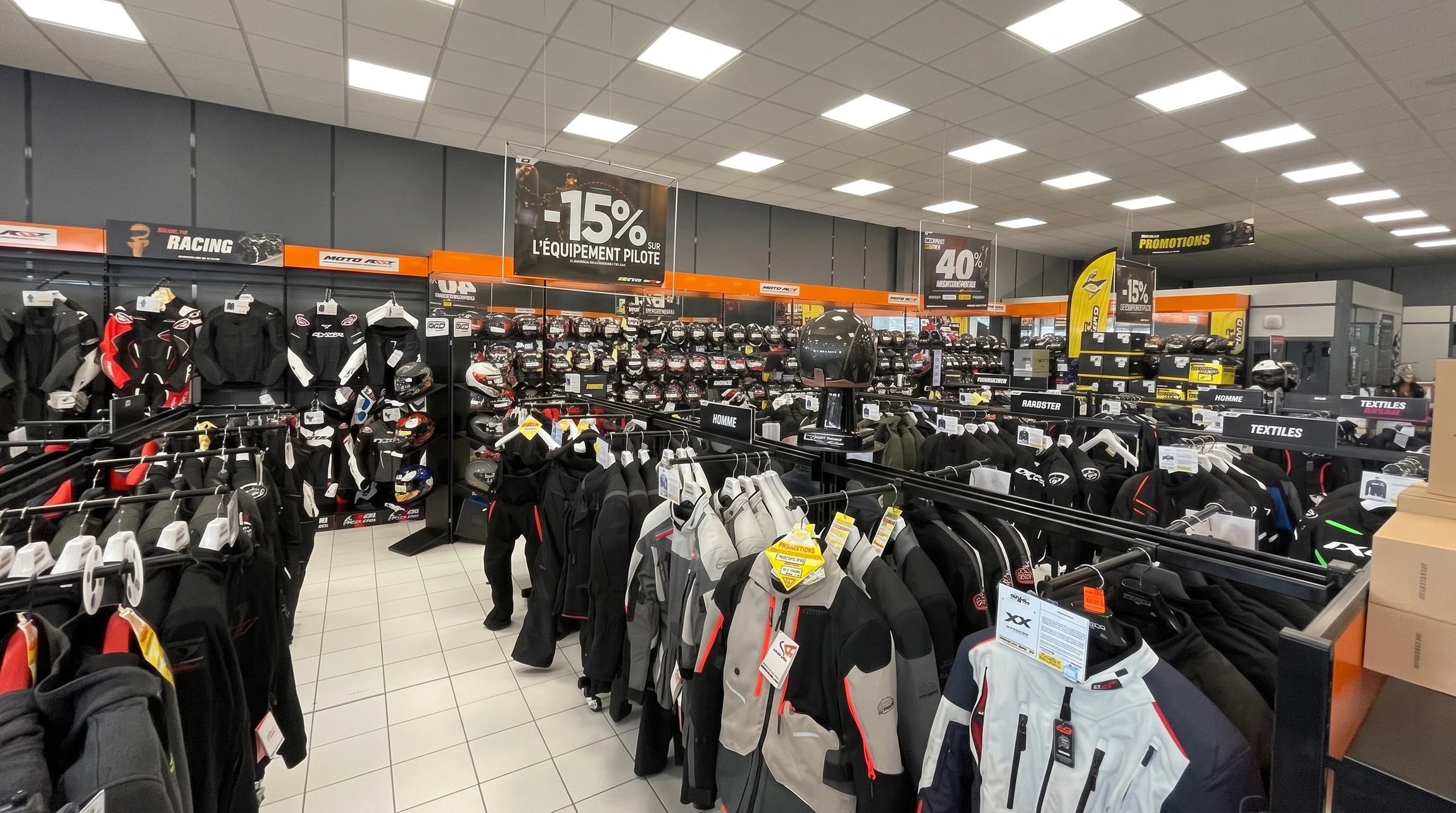 Logo d'Atout Motos associé à Moto-Axxe, centre d'accessoires et d'entretien moto