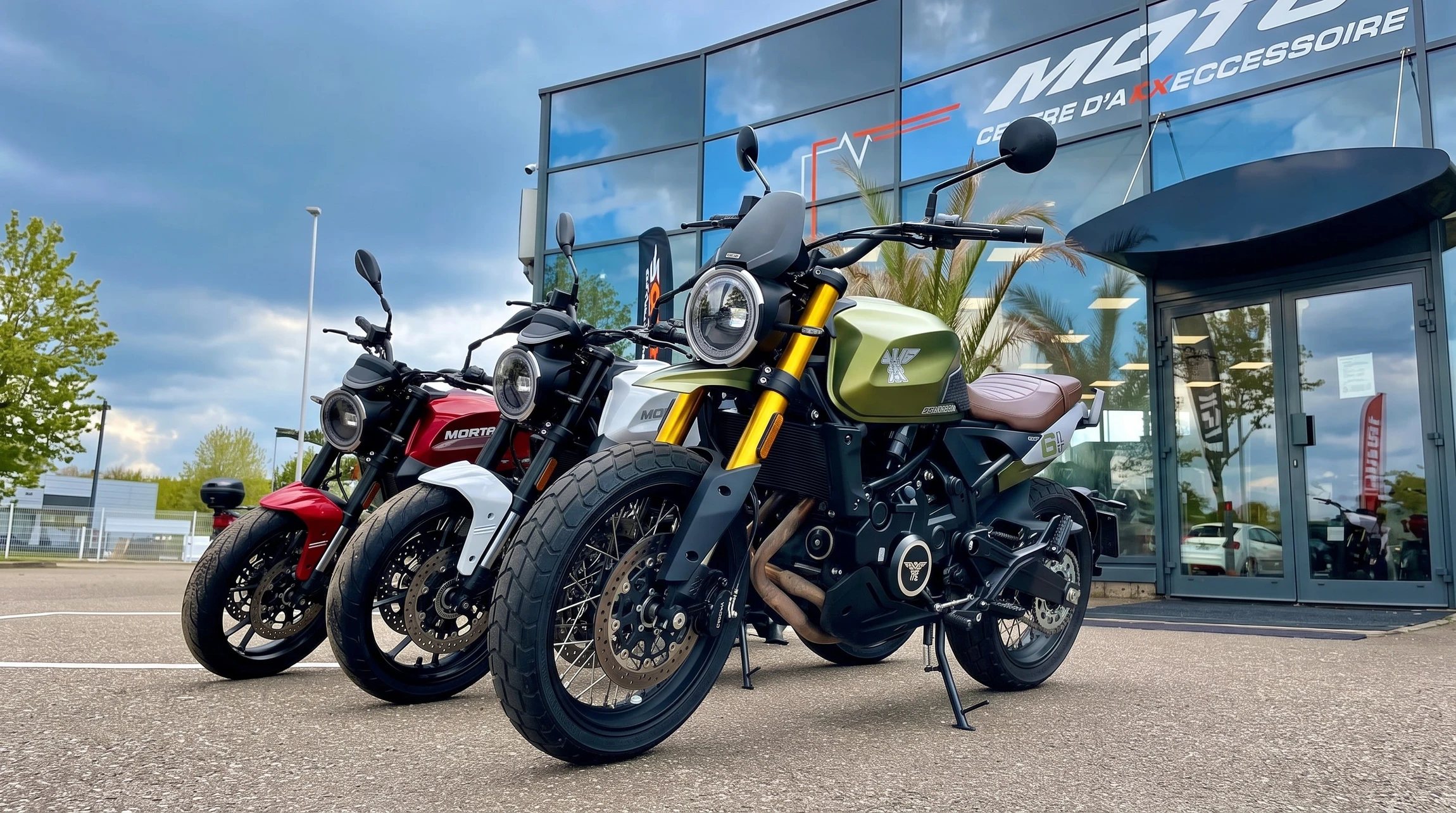 Logo d'Atout Motos associé à Moto-Axxe, centre d'accessoires et d'entretien moto