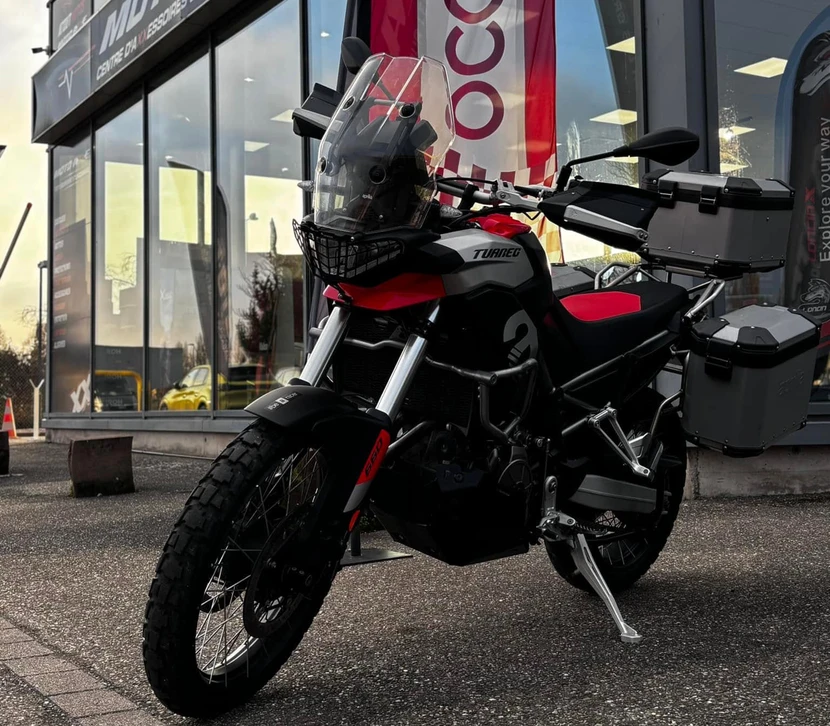Façade extérieure d'un concessionnaire moto **Moto-Axxe**, centre d'accessoires et d'entretien