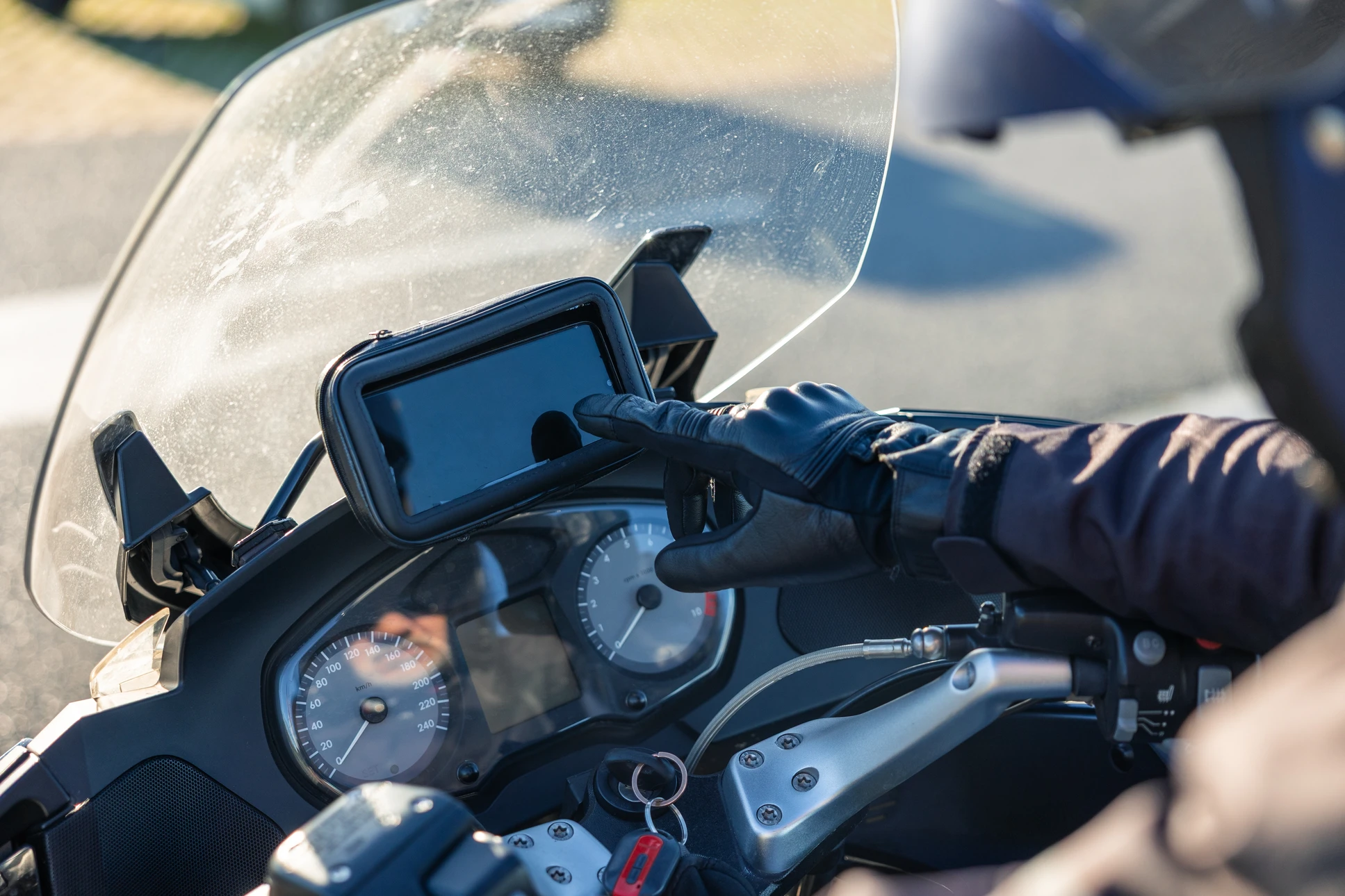 Logo d'Atout Motos associé à Moto-Axxe, centre d'accessoires et d'entretien moto