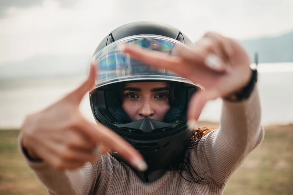 Magasin spécialisé moto, intérieur lumineux avec structure orange