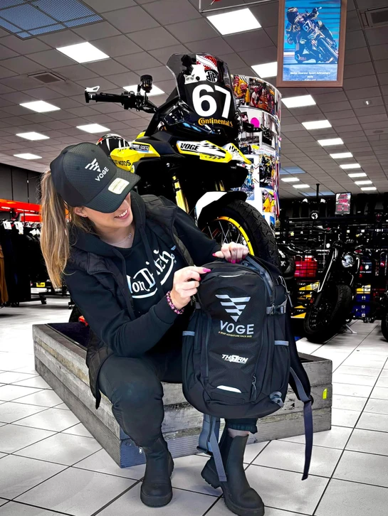 Magasin spécialisé moto, intérieur lumineux avec structure orange