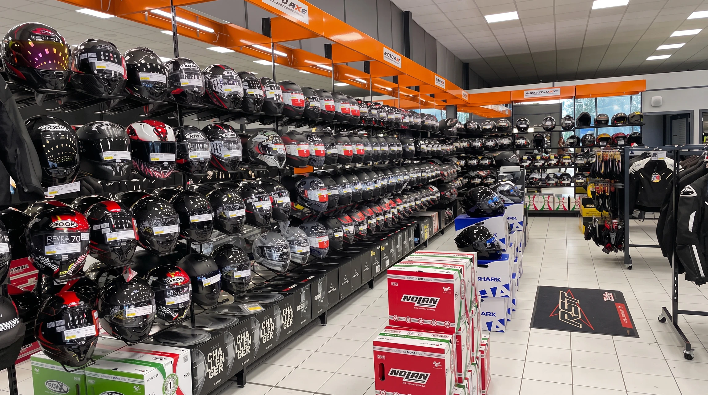 Logo d'Atout Motos associé à Moto-Axxe, centre d'accessoires et d'entretien moto