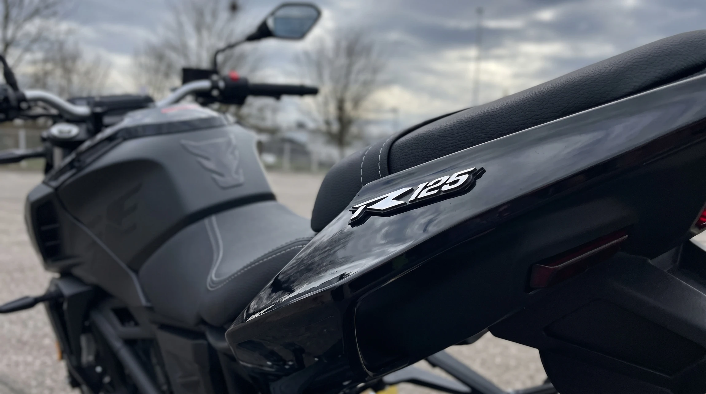 Logo d'Atout Motos associé à Moto-Axxe, centre d'accessoires et d'entretien moto