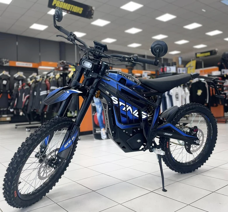 Showroom de motos spacieux et lumineux, vitres panoramiques, sol carrelé beige