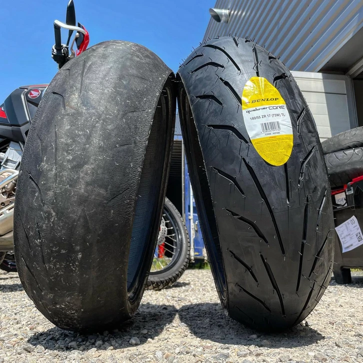 Façade extérieure d'un concessionnaire moto **Moto-Axxe**, centre d'accessoires et d'entretien