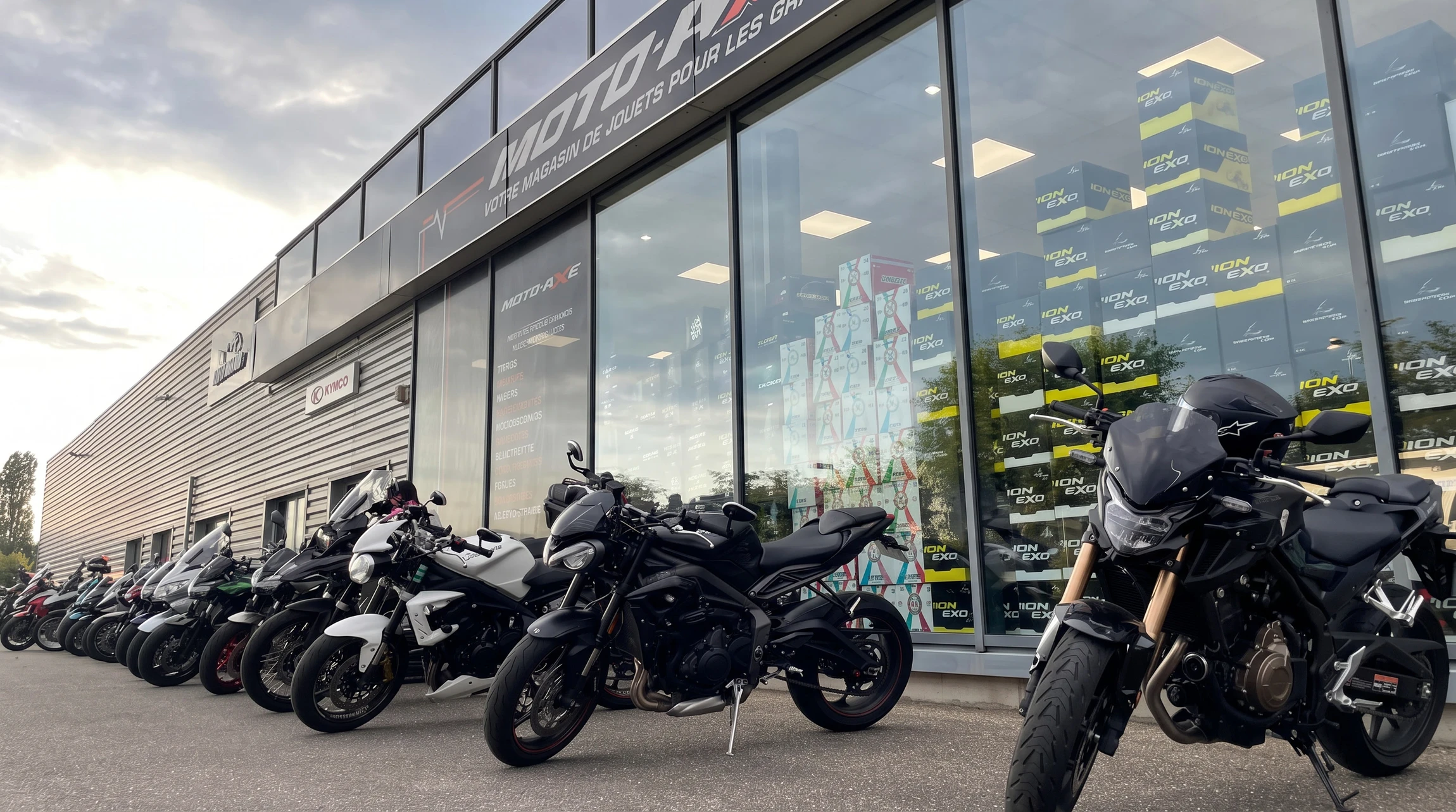 Logo d'Atout Motos associé à Moto-Axxe, centre d'accessoires et d'entretien moto
